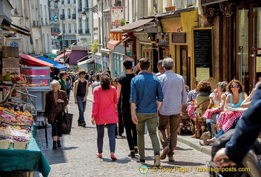 Shops and cafés in rue Mouffetard